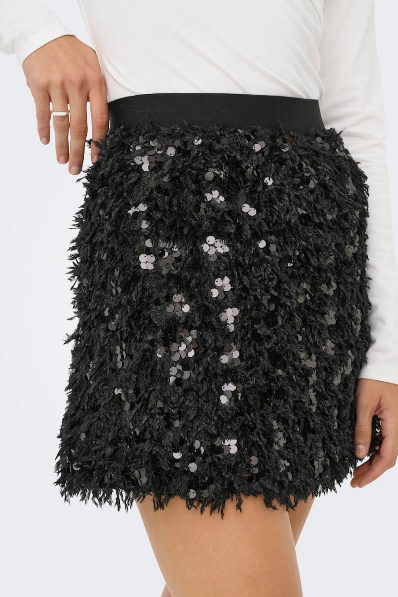 Falda corta de plumas y lentejuelas