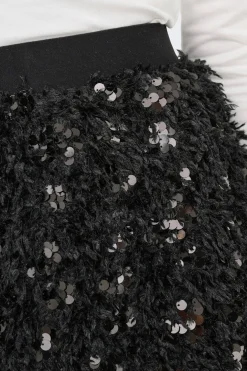 Falda corta de plumas y lentejuelas