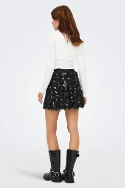 Falda corta de plumas y lentejuelas