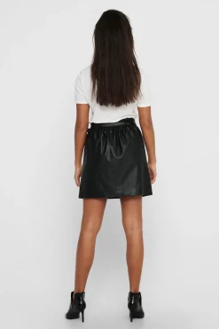 Falda corta de polipiel