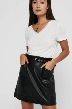 Falda corta de polipiel