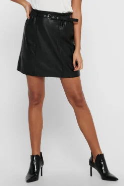 Falda corta de polipiel