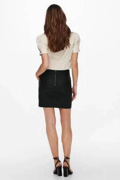 Falda corta de polipiel