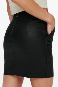 Falda corta de polipiel