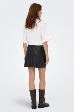 Falda corta polipiel
