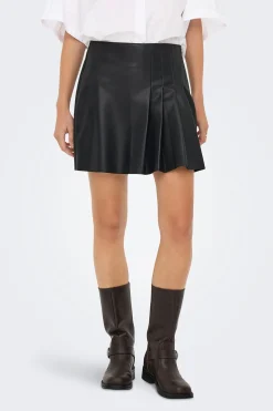 Falda corta polipiel