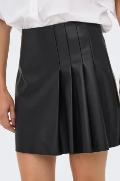 Falda corta polipiel