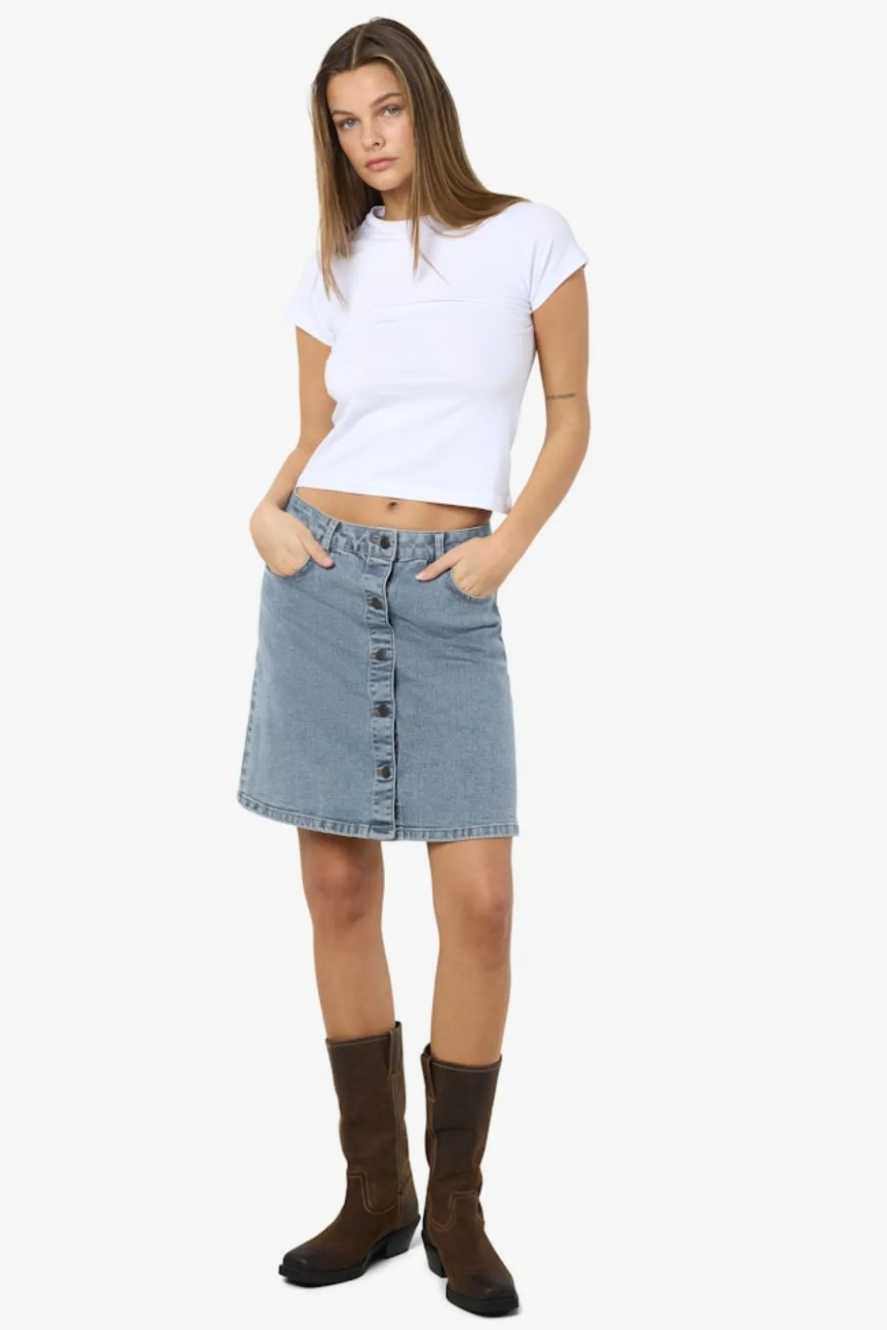 Falda corta vaquera con detalle de botones