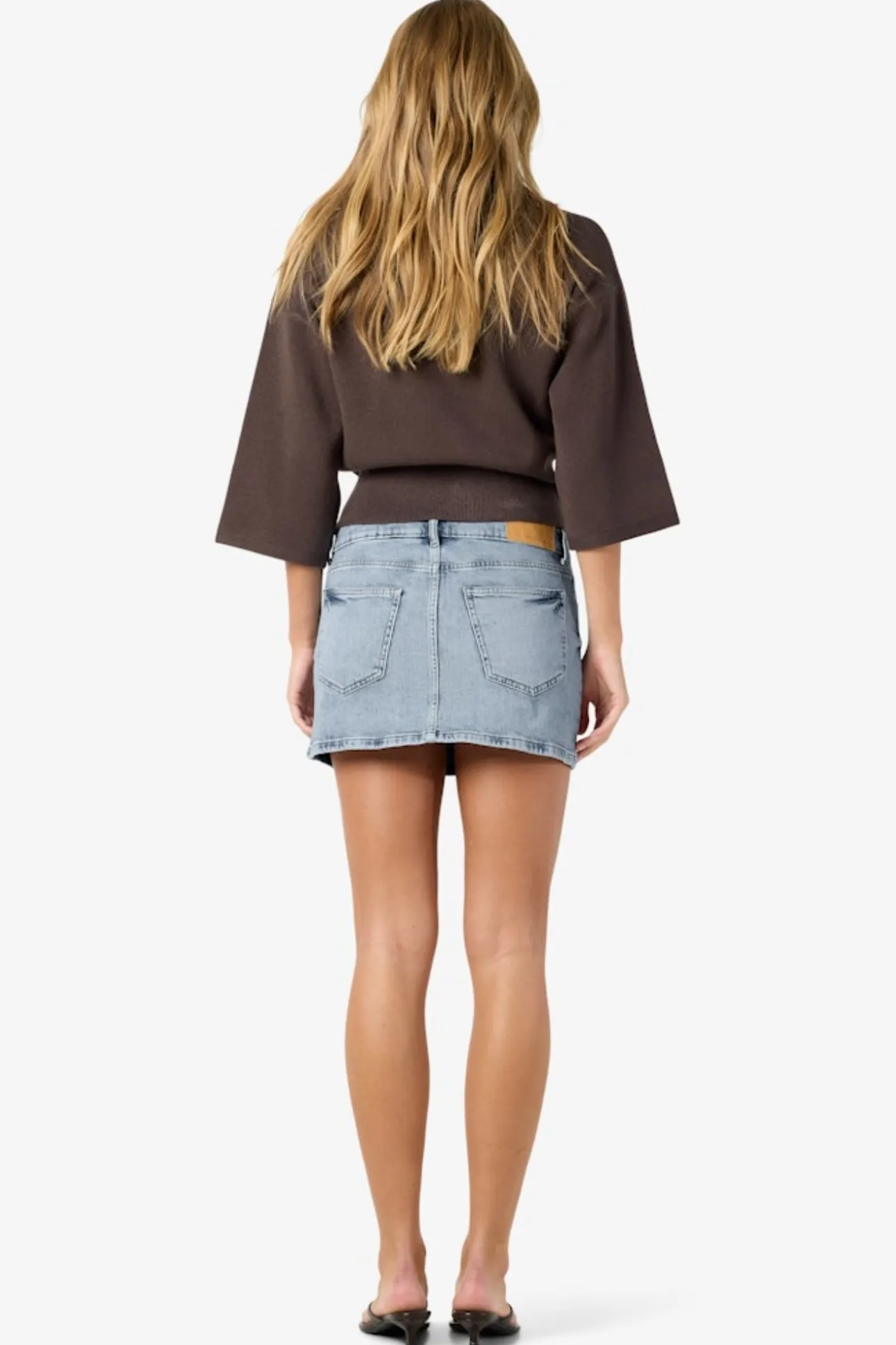 Falda corta vaquera con efecto desgastado