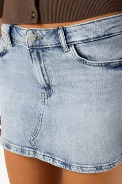Falda corta vaquera con efecto desgastado