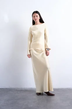 Falda larga satinada.