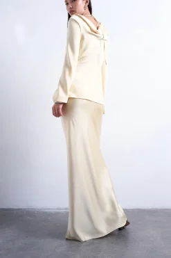 Falda larga satinada.