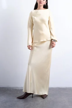 Falda larga satinada.