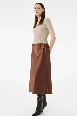 Falda midi de corte regular con cintura est&aacute;ndar