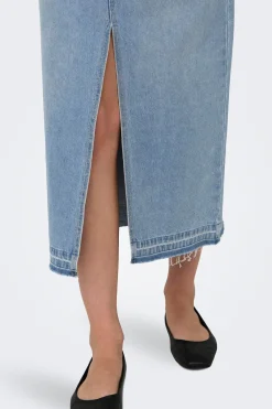 Falda vaquera larga con apertura frontal