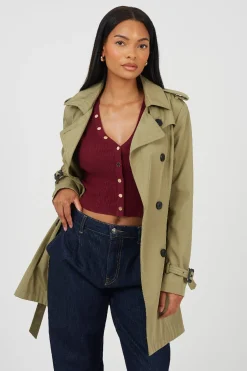 Gabardina con cintur&oacute;n y botones