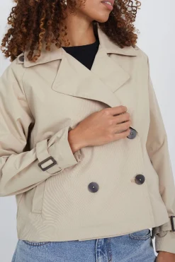 Gabardina corta con doble botonadura