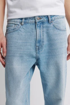 Jeans lavado medio claro straight fit