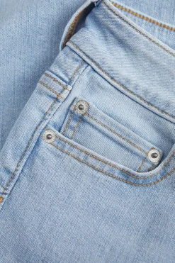 Jeans slim tiro medio