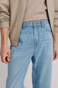 Jeans ultra ligero lavado medio straight fit