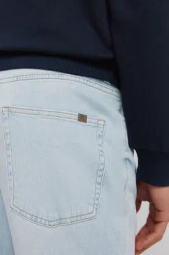 Jeans ultraligero lavado claro slim fit