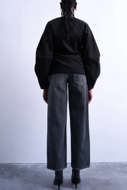 Jeans wide fit de tiro bajo con cintur&oacute;n trasero