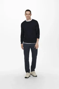 Jersey de hombre de cuello redondo regular fit.