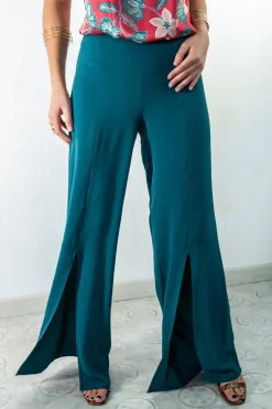 Pantal&oacute;n con aberturas
