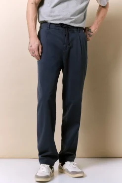 Pantal&oacute;n con pinzas y cordones