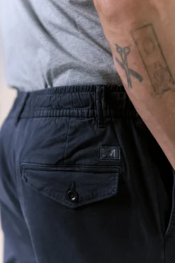 Pantal&oacute;n con pinzas y cordones