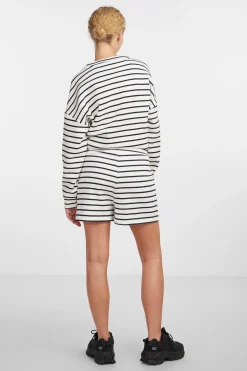 Pantal&oacute;n corto a rayas