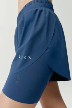 Pantal&oacute;n corto deportivo Bikila Azul marino