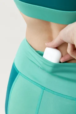 Pantal&oacute;n corto deportivo Darana azul y verde