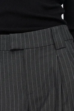 Pantal&oacute;n de traje raya diplom&aacute;tica