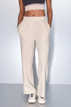 Pantal&oacute;n recto ancho canal&eacute; beige