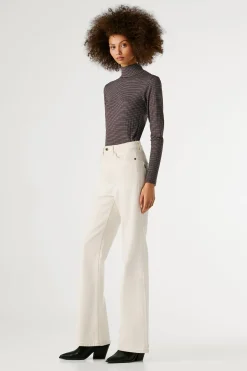 Pantal&oacute;n vaquero acampanado tiro alto