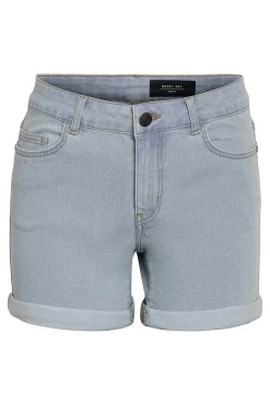 Pantalón vaquero corto con 5 bolsillos y detalle dobladillo.