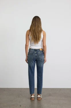 Pantal&oacute;n vaquero de largo tobillero