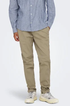 Pantalon chino de hombre slim fit.