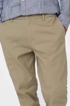 Pantalon chino de hombre slim fit.