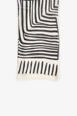 Pa&ntilde;uelo satinado geom&eacute;trico