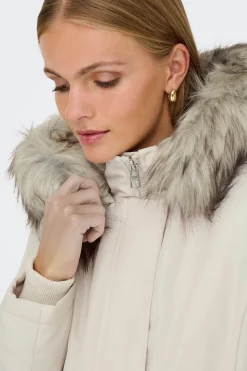 Parka con capucha con pelo