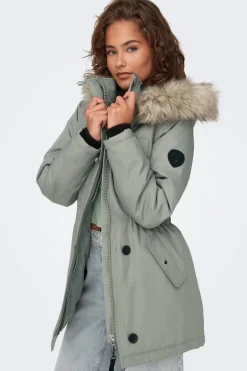 Parka con capucha con pelo
