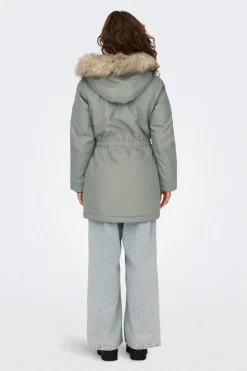 Parka con capucha con pelo