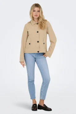 Parka corta con capucha