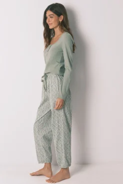 Pijama largo algod&oacute;n estampado flores verde