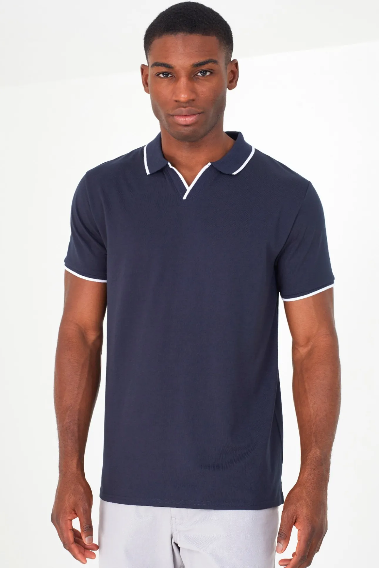 Polo con color en contraste