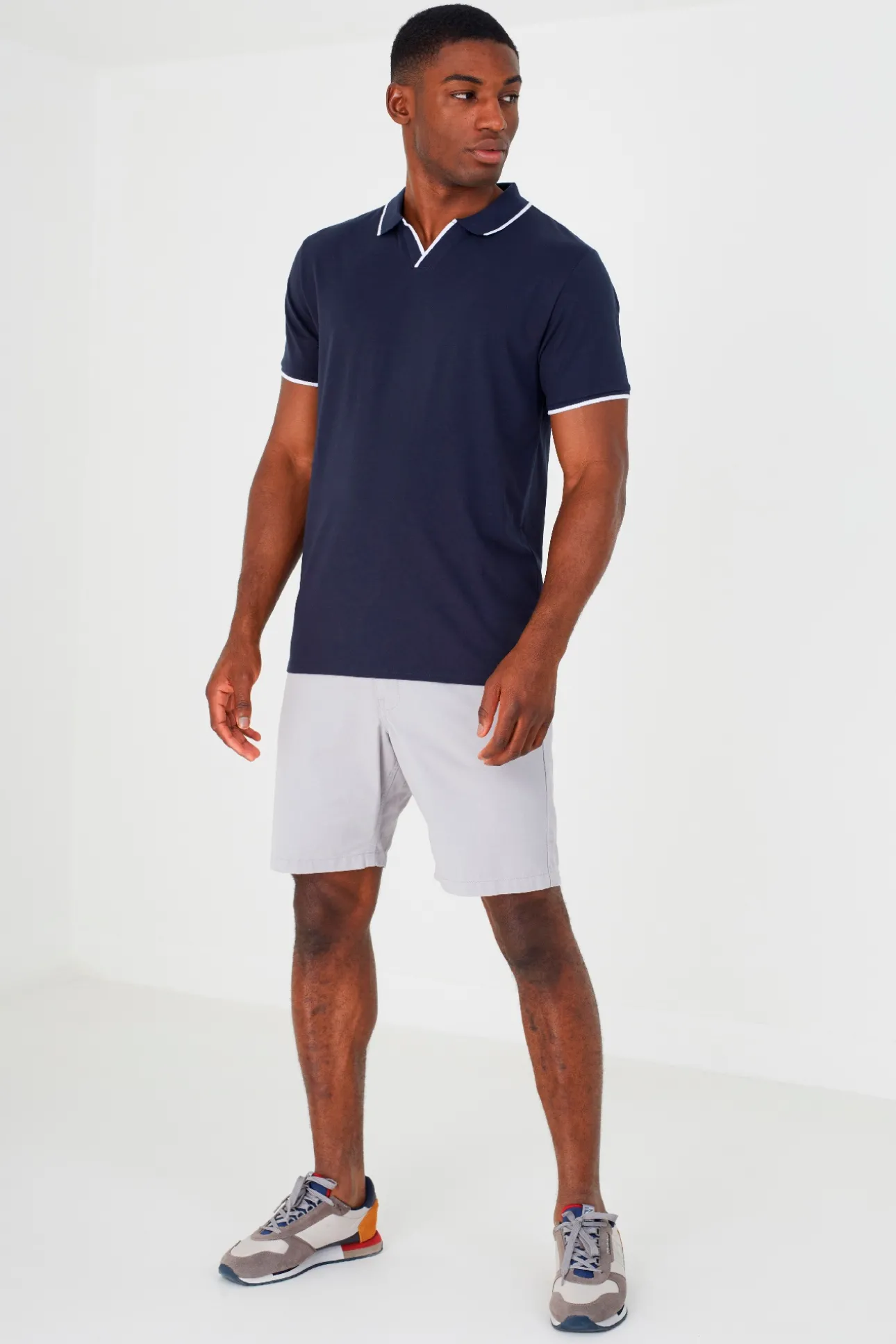 Polo con color en contraste