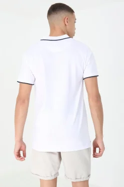 Polo con color en contraste