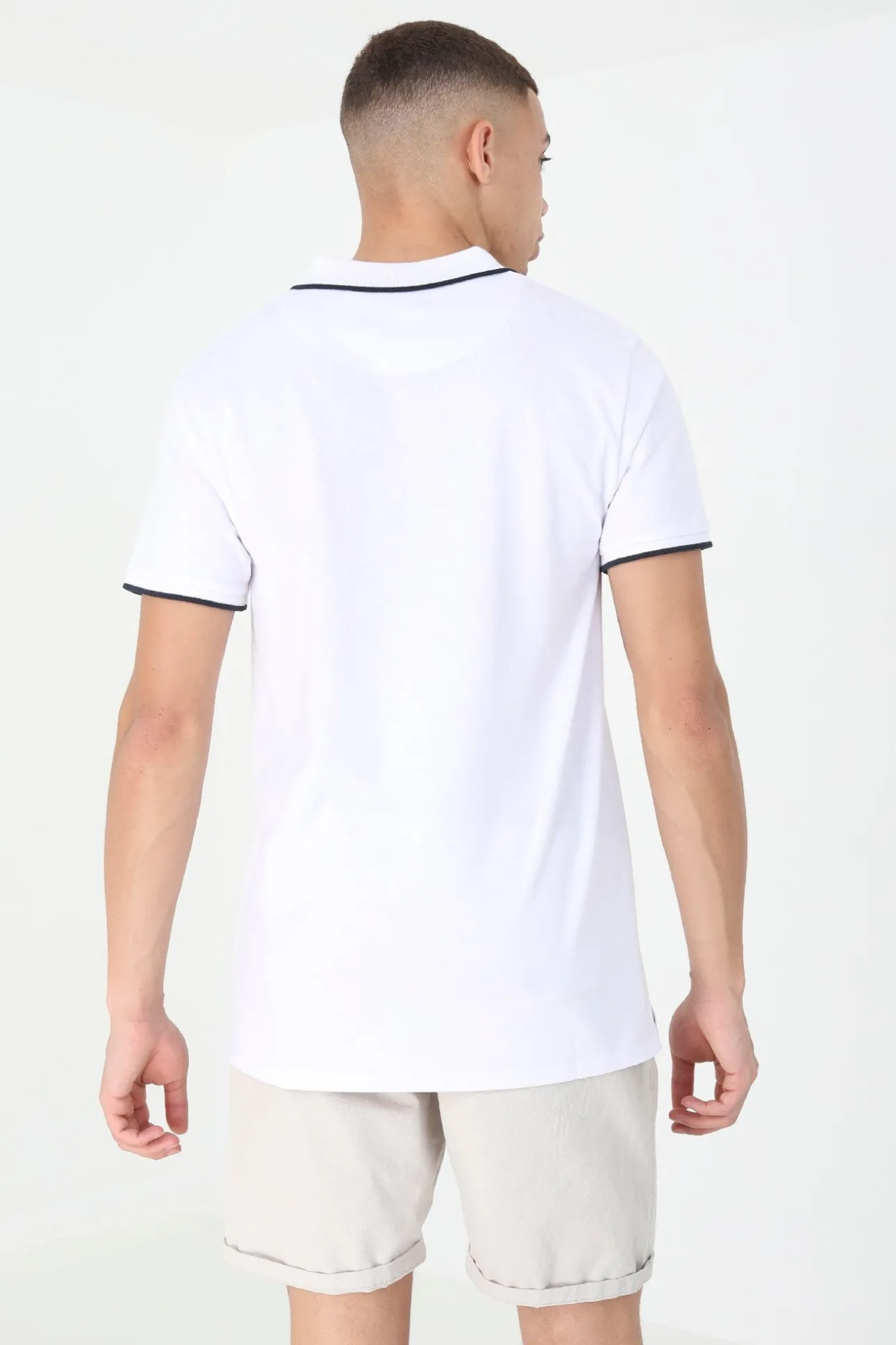 Polo con color en contraste